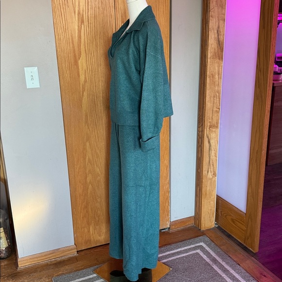 NWOT a new day 2 pc lounge set. Size Large - Picture 4 of 7